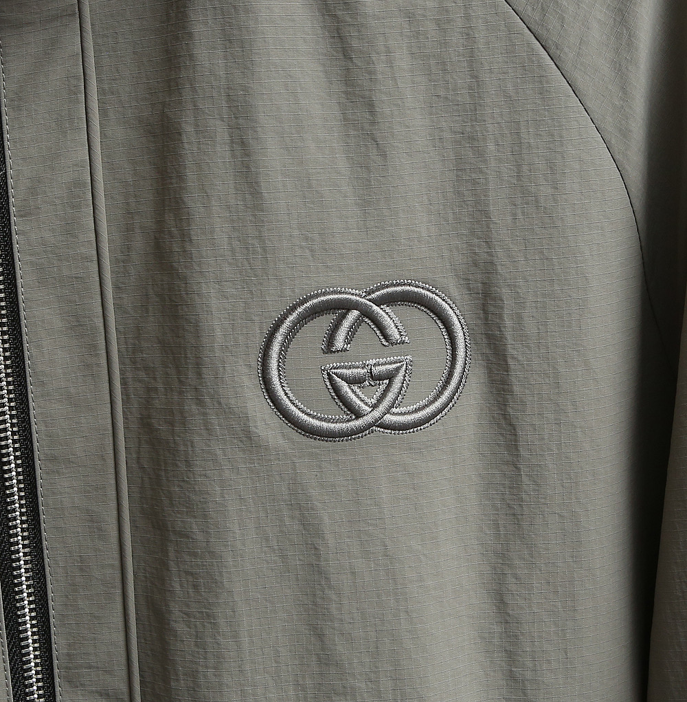 🌹🌹🌹G家25秋冬新品夹克。酷奇双面穿连帽新款夹克上架啦！GG细格棉质连帽夹克。匠心独运的设计将经典与现