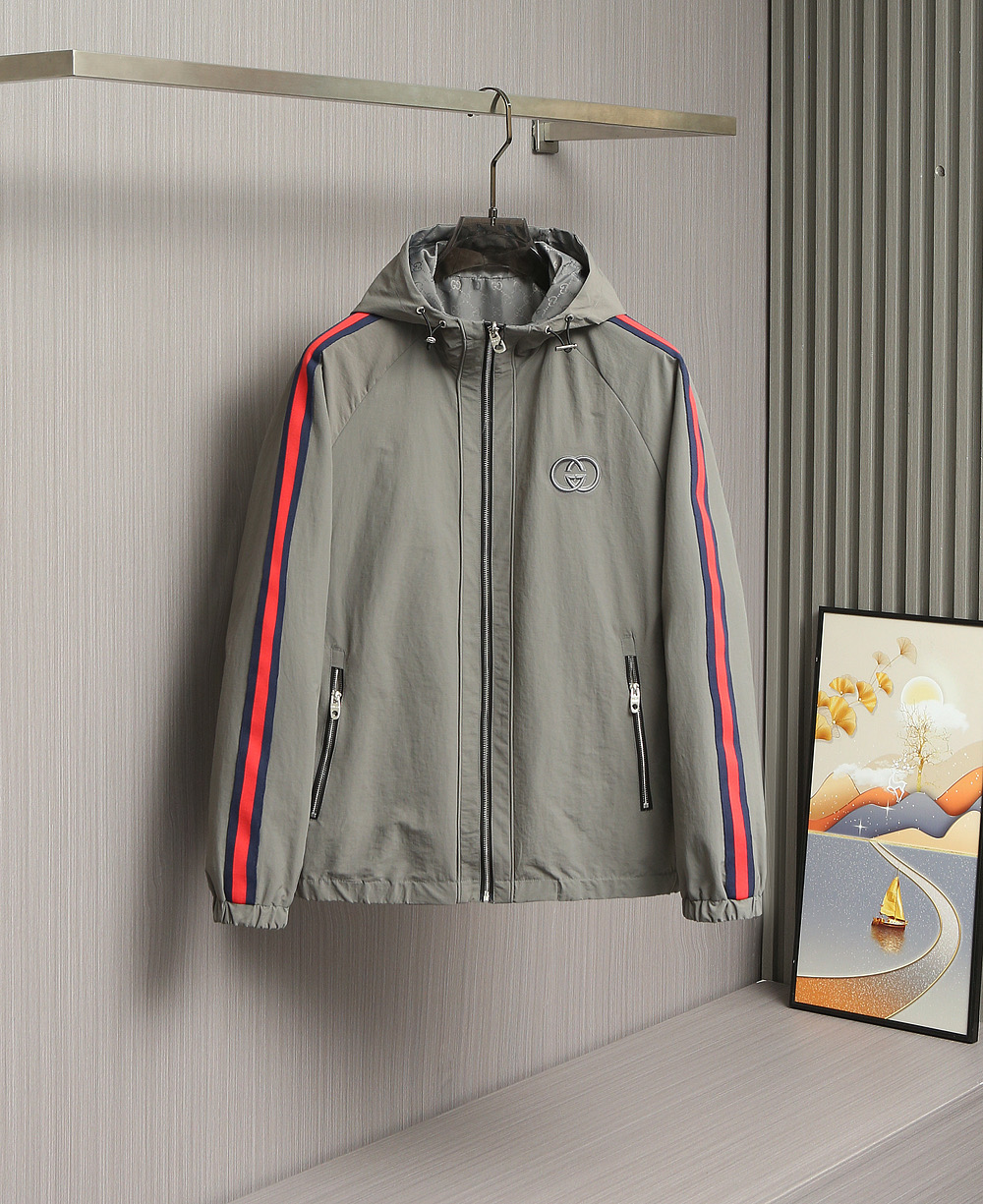 🌹🌹🌹G家25秋冬新品夹克。酷奇双面穿连帽新款夹克上架啦！GG细格棉质连帽夹克。匠心独运的设计将经典与现