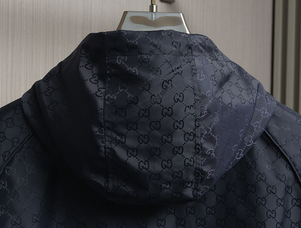 🌹🌹🌹G家25秋冬新品夹克。酷奇双面穿连帽新款夹克上架啦！GG细格棉质连帽夹克。匠心独运的设计将经典与现