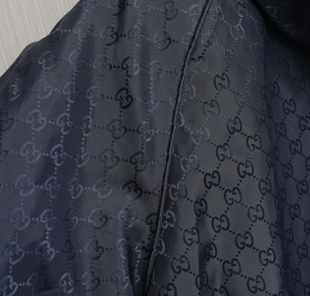 🌹🌹🌹G家25秋冬新品夹克。酷奇双面穿连帽新款夹克上架啦！GG细格棉质连帽夹克。匠心独运的设计将经典与现