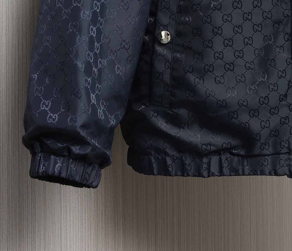 🌹🌹🌹G家25秋冬新品夹克。酷奇双面穿连帽新款夹克上架啦！GG细格棉质连帽夹克。匠心独运的设计将经典与现
