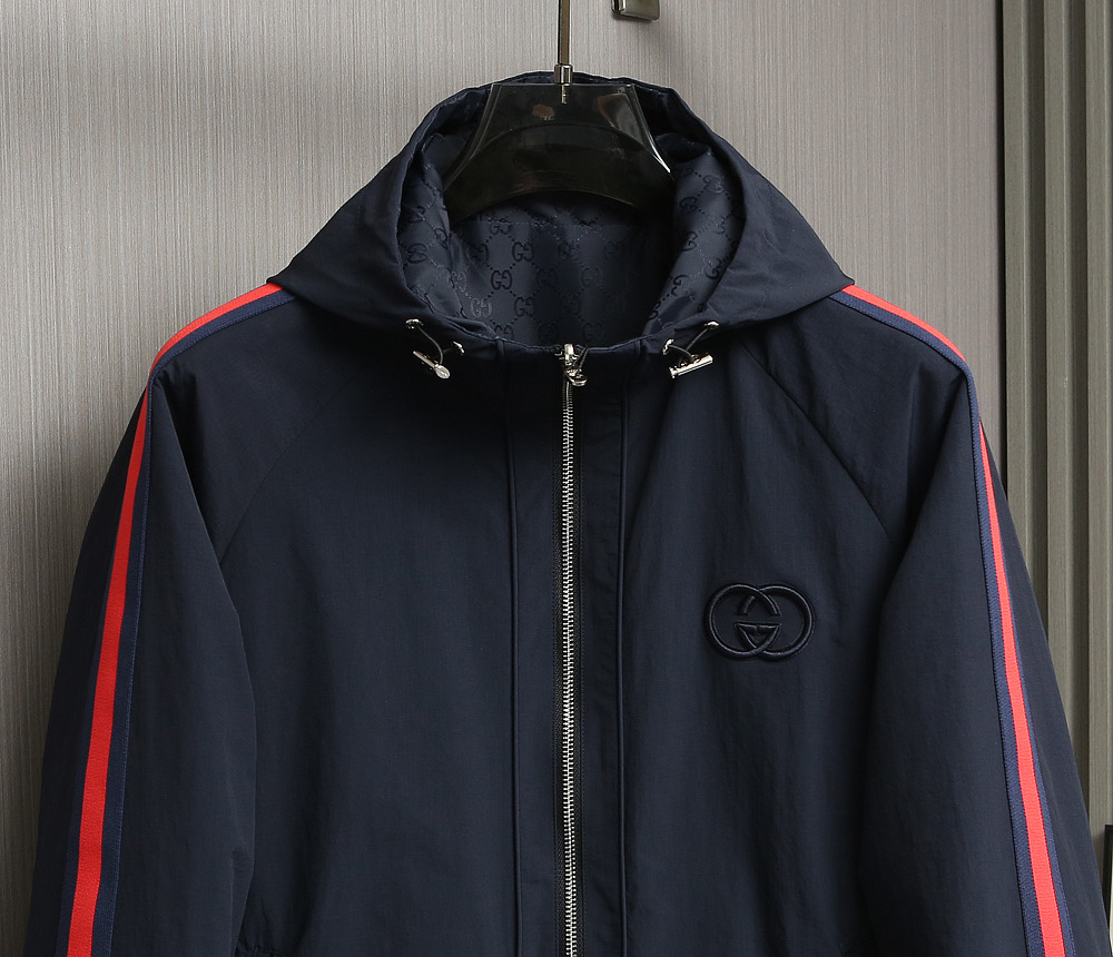 🌹🌹🌹G家25秋冬新品夹克。酷奇双面穿连帽新款夹克上架啦！GG细格棉质连帽夹克。匠心独运的设计将经典与现