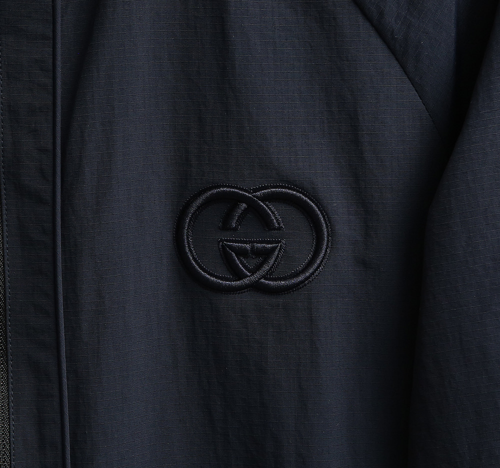 🌹🌹🌹G家25秋冬新品夹克。酷奇双面穿连帽新款夹克上架啦！GG细格棉质连帽夹克。匠心独运的设计将经典与现