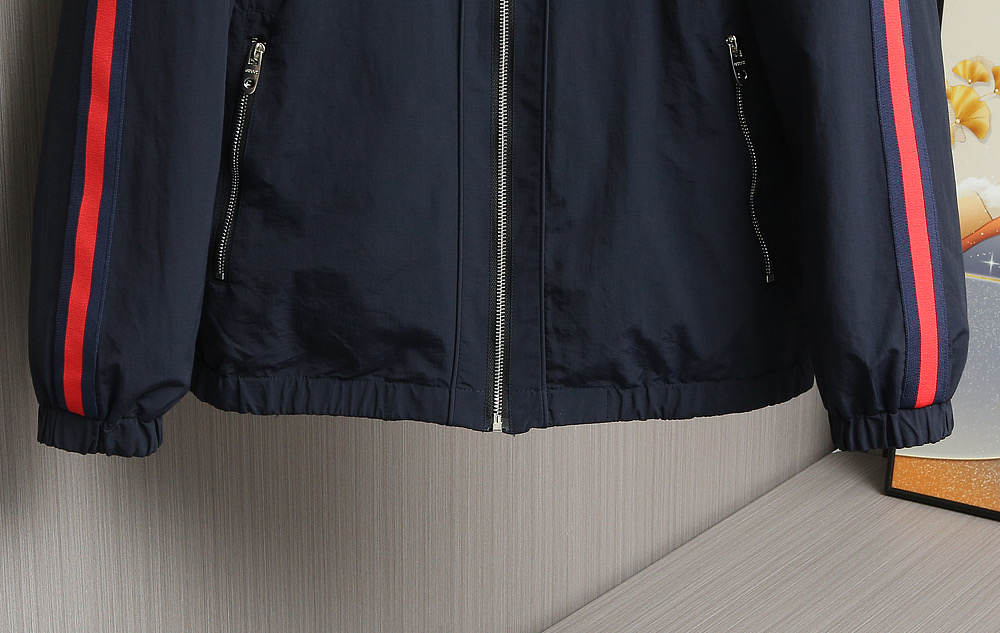 🌹🌹🌹G家25秋冬新品夹克。酷奇双面穿连帽新款夹克上架啦！GG细格棉质连帽夹克。匠心独运的设计将经典与现