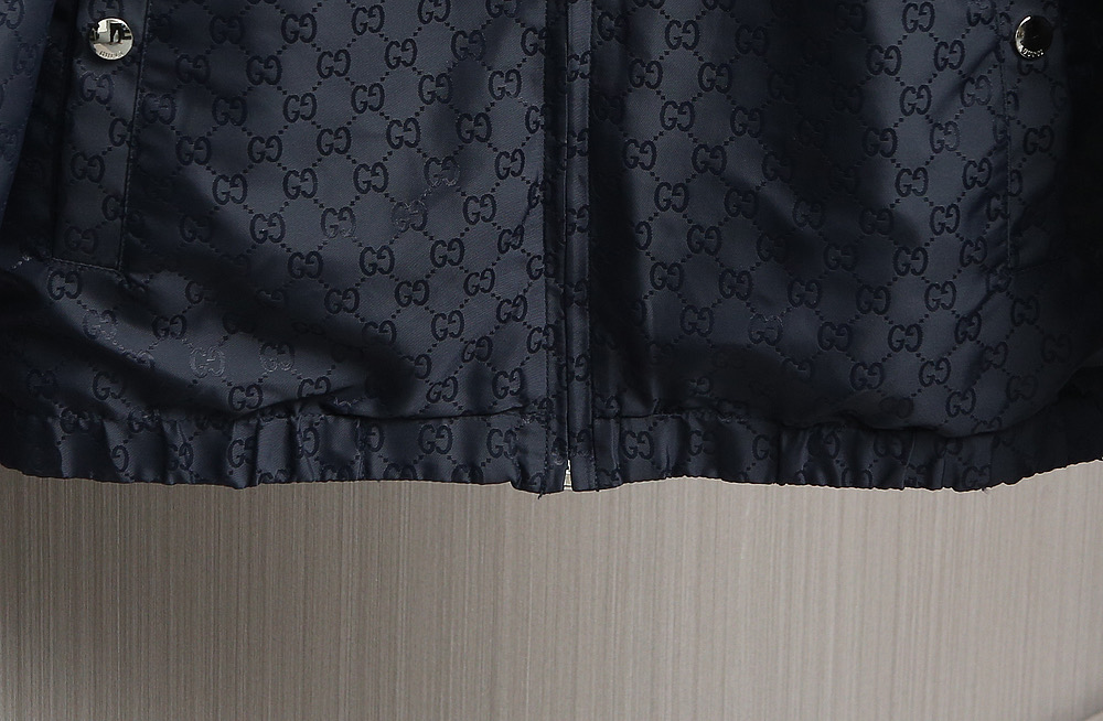 🌹🌹🌹G家25秋冬新品夹克。酷奇双面穿连帽新款夹克上架啦！GG细格棉质连帽夹克。匠心独运的设计将经典与现