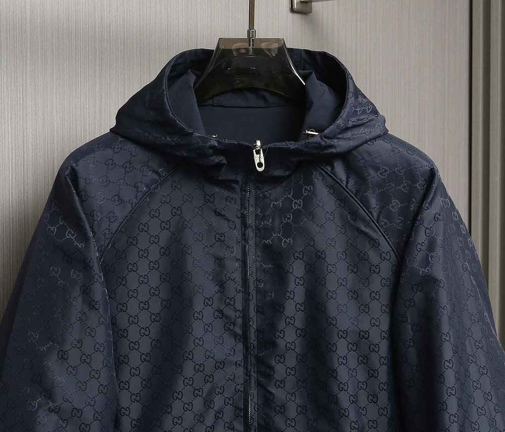 🌹🌹🌹G家25秋冬新品夹克。酷奇双面穿连帽新款夹克上架啦！GG细格棉质连帽夹克。匠心独运的设计将经典与现