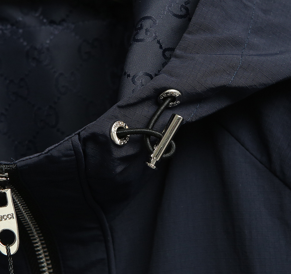 🌹🌹🌹G家25秋冬新品夹克。酷奇双面穿连帽新款夹克上架啦！GG细格棉质连帽夹克。匠心独运的设计将经典与现