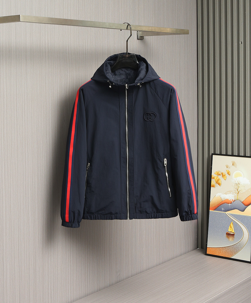 🌹🌹🌹G家25秋冬新品夹克。酷奇双面穿连帽新款夹克上架啦！GG细格棉质连帽夹克。匠心独运的设计将经典与现