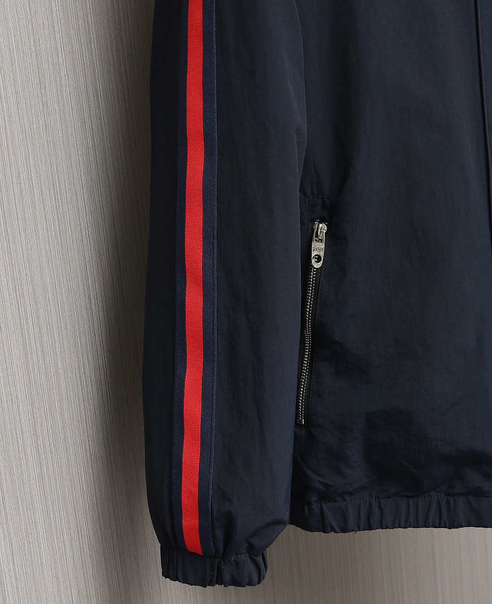 🌹🌹🌹G家25秋冬新品夹克。酷奇双面穿连帽新款夹克上架啦！GG细格棉质连帽夹克。匠心独运的设计将经典与现