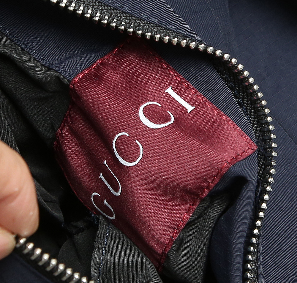 🌹🌹🌹G家25秋冬新品夹克。酷奇双面穿连帽新款夹克上架啦！GG细格棉质连帽夹克。匠心独运的设计将经典与现