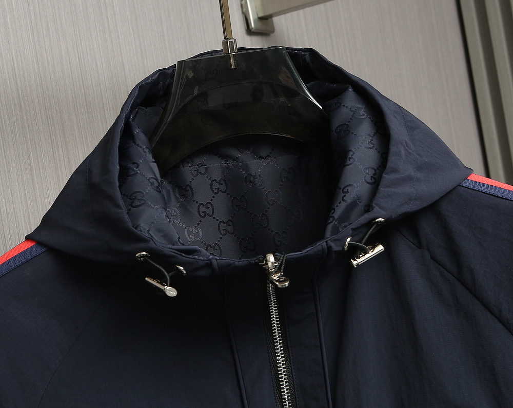 🌹🌹🌹G家25秋冬新品夹克。酷奇双面穿连帽新款夹克上架啦！GG细格棉质连帽夹克。匠心独运的设计将经典与现