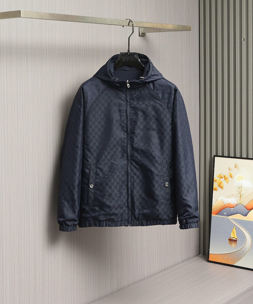 🌹🌹🌹G家25秋冬新品夹克。酷奇双面穿连帽新款夹克上架啦！GG细格棉质连帽夹克。匠心独运的设计将经典与现