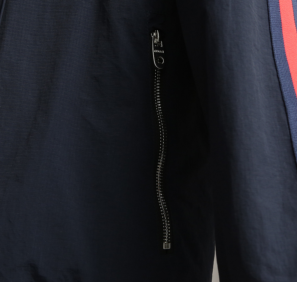 🌹🌹🌹G家25秋冬新品夹克。酷奇双面穿连帽新款夹克上架啦！GG细格棉质连帽夹克。匠心独运的设计将经典与现