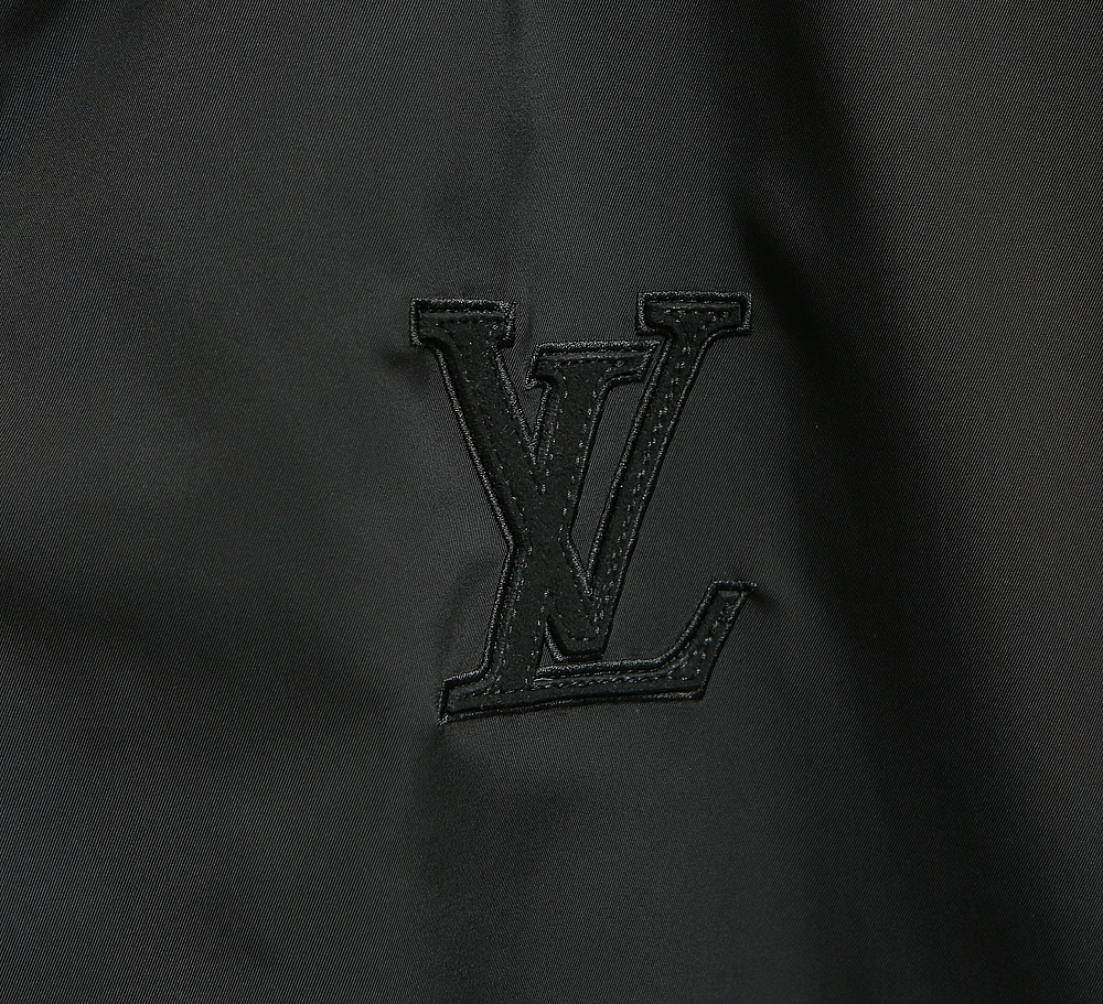 🌹🌹🌹顶级品质！LV驴牌25秋冬新品双面夹克！驴家常青爆款！双面穿全身logo提花连帽双面穿夹克！素色哑