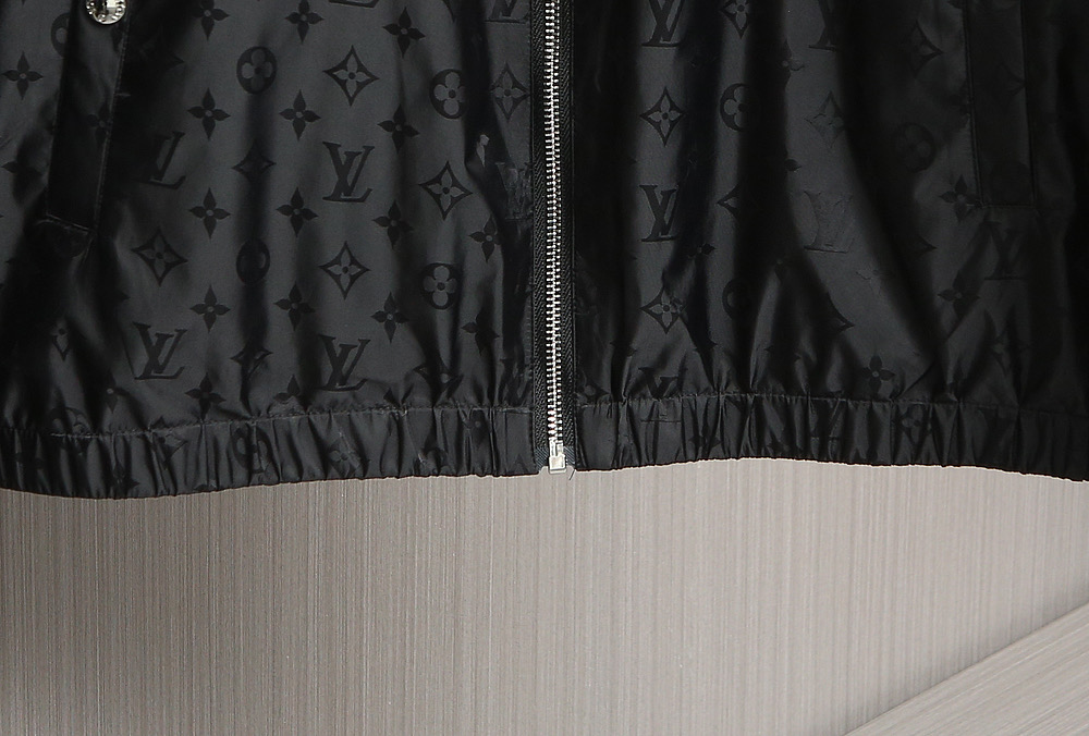 🌹🌹🌹顶级品质！LV驴牌25秋冬新品双面夹克！驴家常青爆款！双面穿全身logo提花连帽双面穿夹克！素色哑