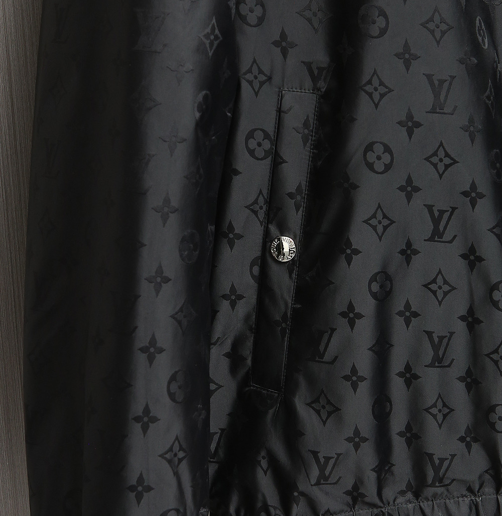 🌹🌹🌹顶级品质！LV驴牌25秋冬新品双面夹克！驴家常青爆款！双面穿全身logo提花连帽双面穿夹克！素色哑