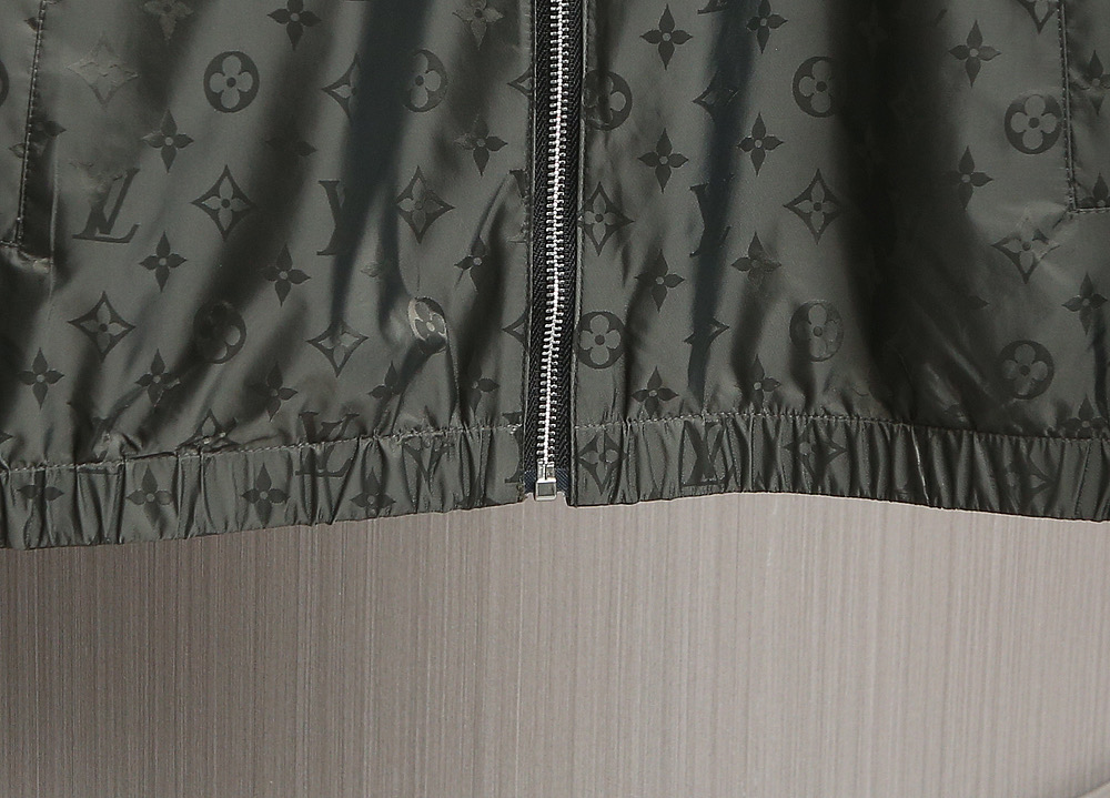 🌹🌹🌹顶级品质！LV驴牌25秋冬新品双面夹克！驴家常青爆款！双面穿全身logo提花连帽双面穿夹克！素色哑