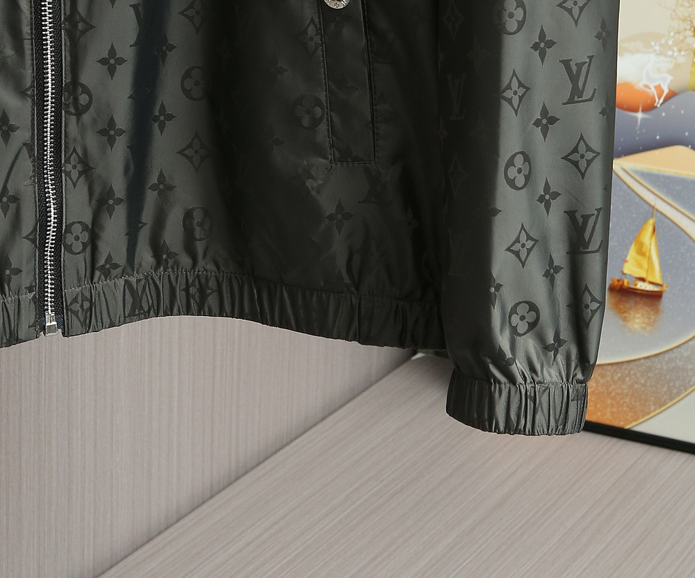 🌹🌹🌹顶级品质！LV驴牌25秋冬新品双面夹克！驴家常青爆款！双面穿全身logo提花连帽双面穿夹克！素色哑