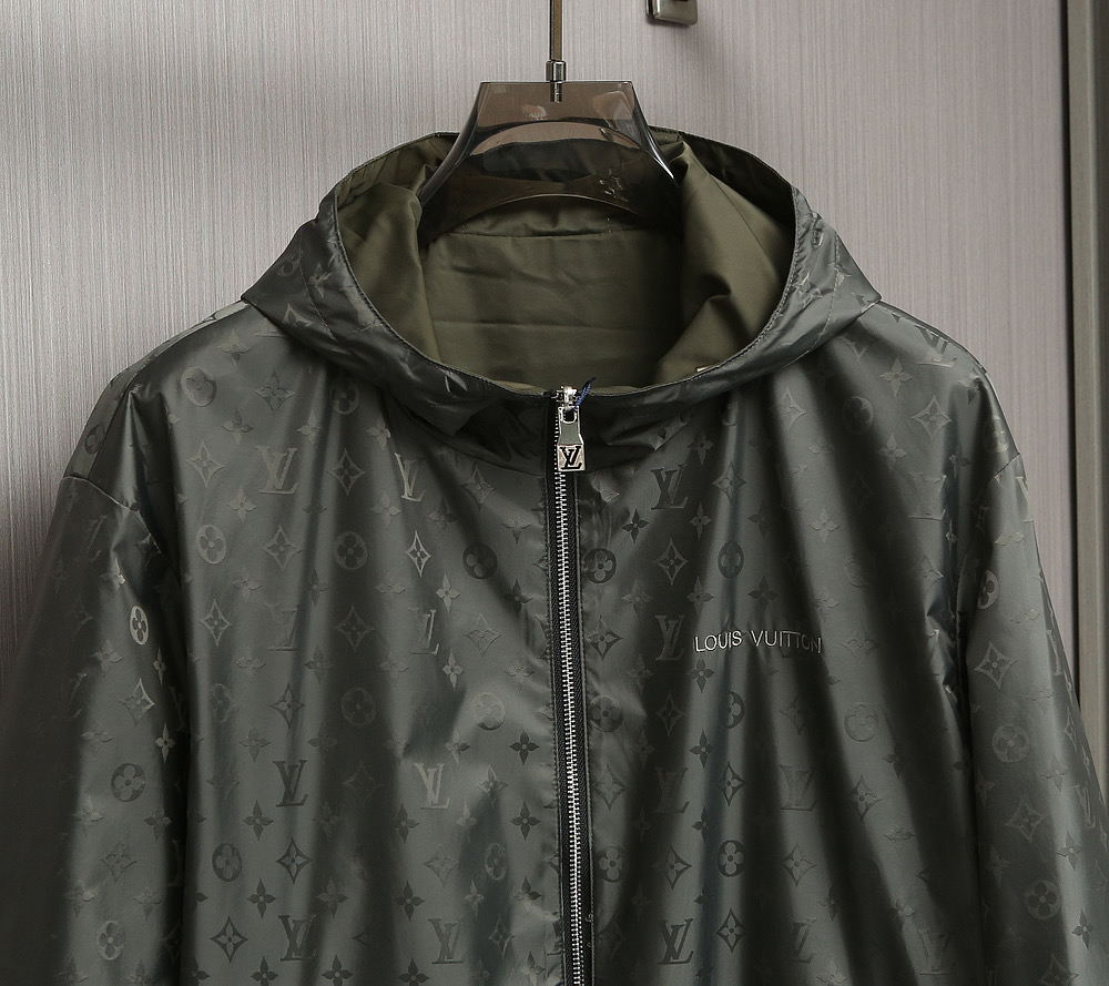 🌹🌹🌹顶级品质！LV驴牌25秋冬新品双面夹克！驴家常青爆款！双面穿全身logo提花连帽双面穿夹克！素色哑