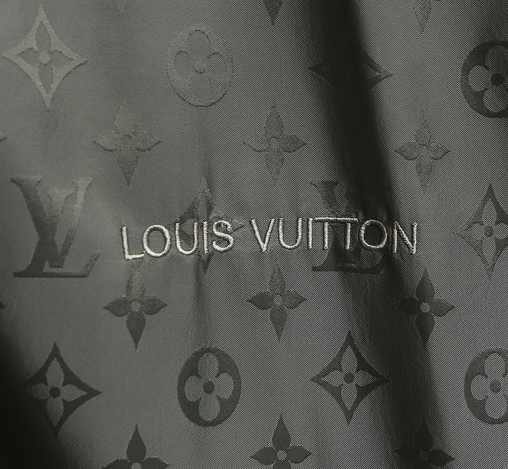 🌹🌹🌹顶级品质！LV驴牌25秋冬新品双面夹克！驴家常青爆款！双面穿全身logo提花连帽双面穿夹克！素色哑