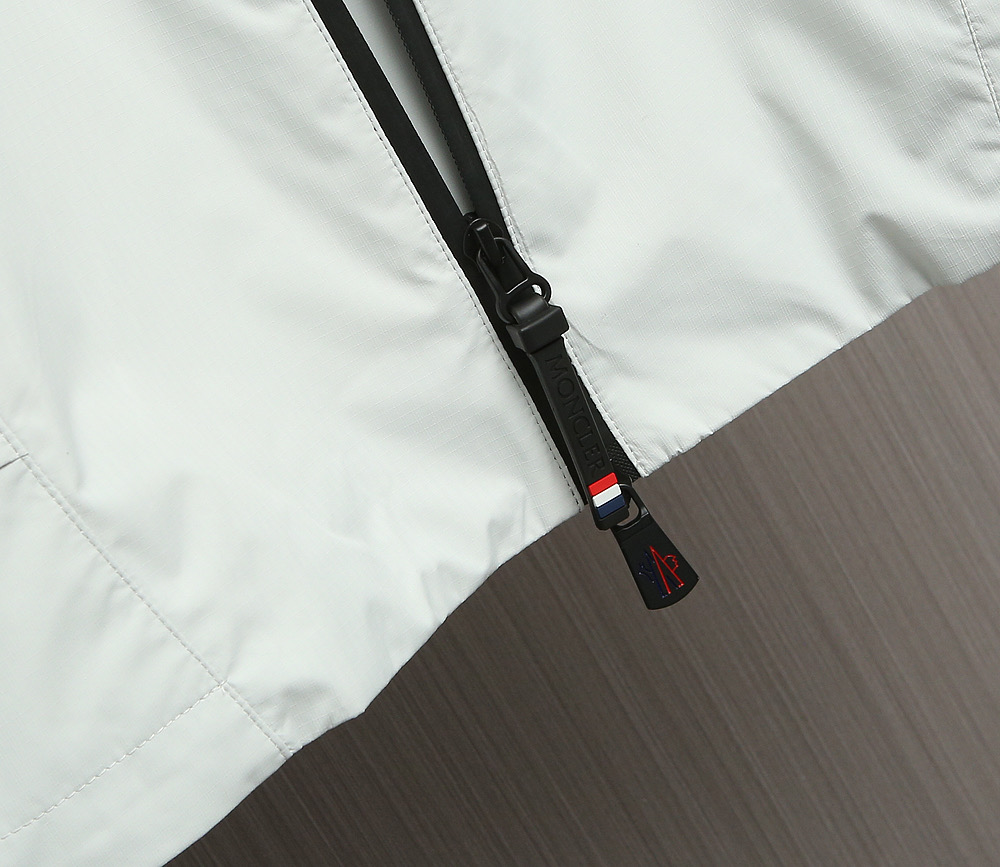 🌹🌹🌹MONCLER 25早秋薄棉夹克，轻盈护身，定义都市探险新美学。无论是穿梭都市街头，还是探索自然秘