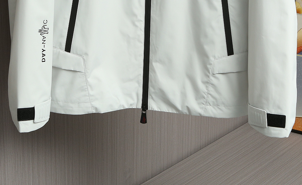 🌹🌹🌹MONCLER 25早秋薄棉夹克，轻盈护身，定义都市探险新美学。无论是穿梭都市街头，还是探索自然秘