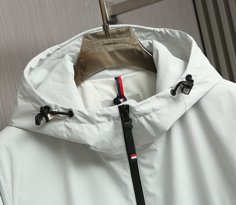 🌹🌹🌹MONCLER 25早秋薄棉夹克，轻盈护身，定义都市探险新美学。无论是穿梭都市街头，还是探索自然秘