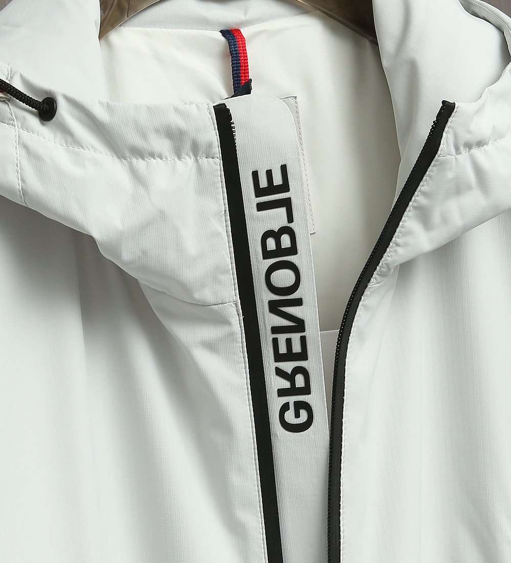 🌹🌹🌹MONCLER 25早秋薄棉夹克，轻盈护身，定义都市探险新美学。无论是穿梭都市街头，还是探索自然秘