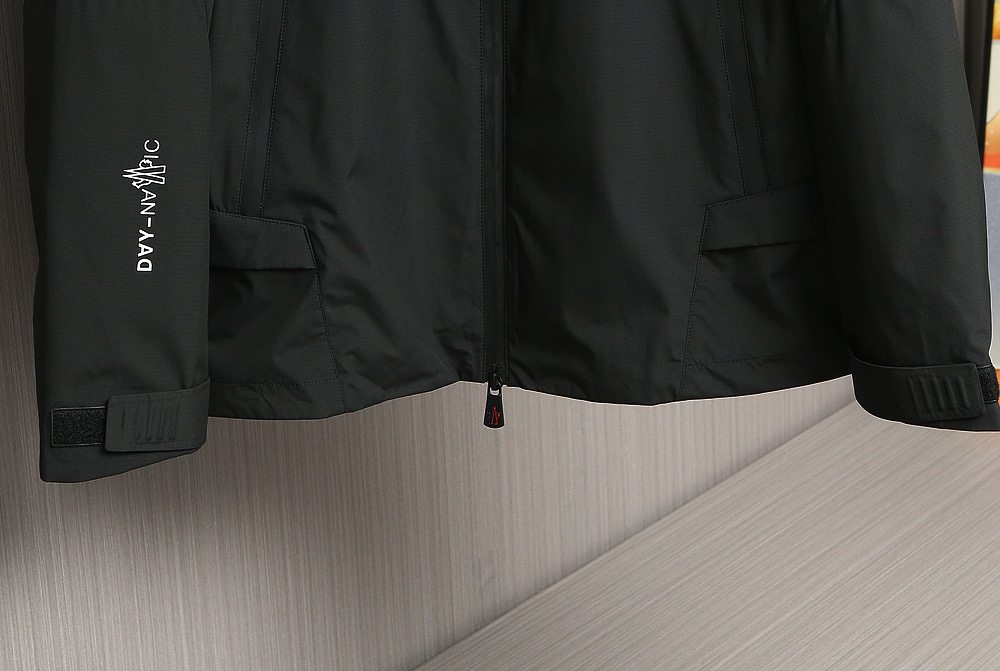 🌹🌹🌹MONCLER 25早秋薄棉夹克，轻盈护身，定义都市探险新美学。无论是穿梭都市街头，还是探索自然秘