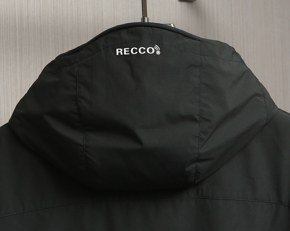 🌹🌹🌹MONCLER 25早秋薄棉夹克，轻盈护身，定义都市探险新美学。无论是穿梭都市街头，还是探索自然秘