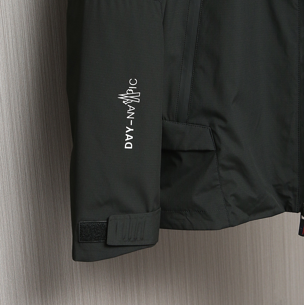 🌹🌹🌹MONCLER 25早秋薄棉夹克，轻盈护身，定义都市探险新美学。无论是穿梭都市街头，还是探索自然秘