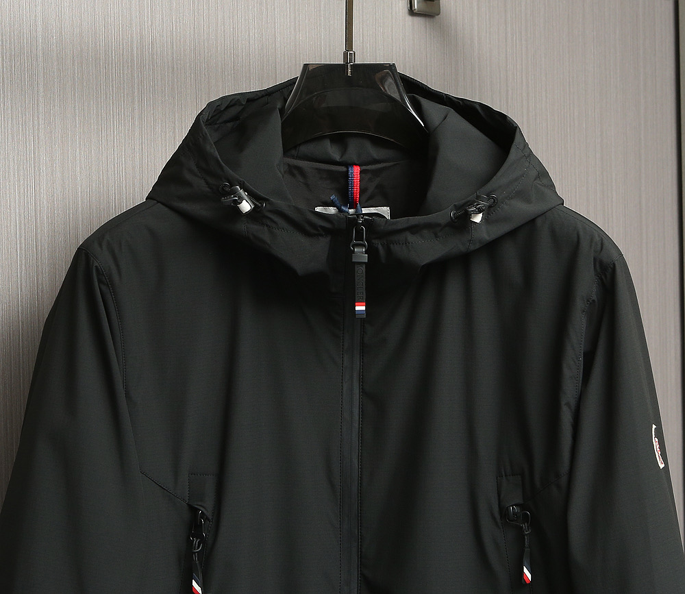 🌹🌹🌹MONCLER 25早秋薄棉夹克，轻盈护身，定义都市探险新美学。无论是穿梭都市街头，还是探索自然秘