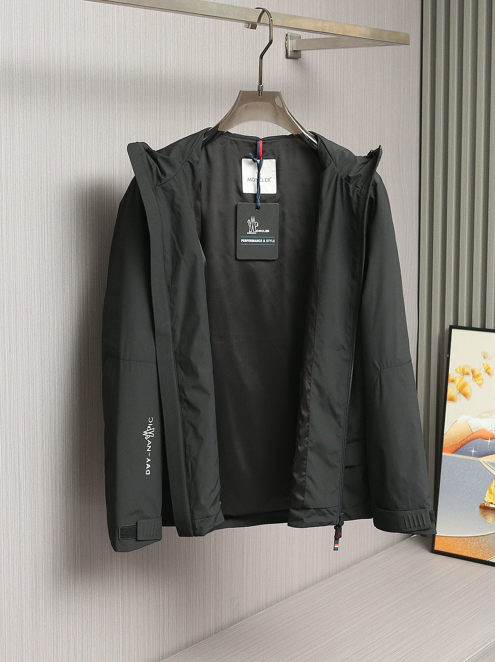🌹🌹🌹MONCLER 25早秋薄棉夹克，轻盈护身，定义都市探险新美学。无论是穿梭都市街头，还是探索自然秘