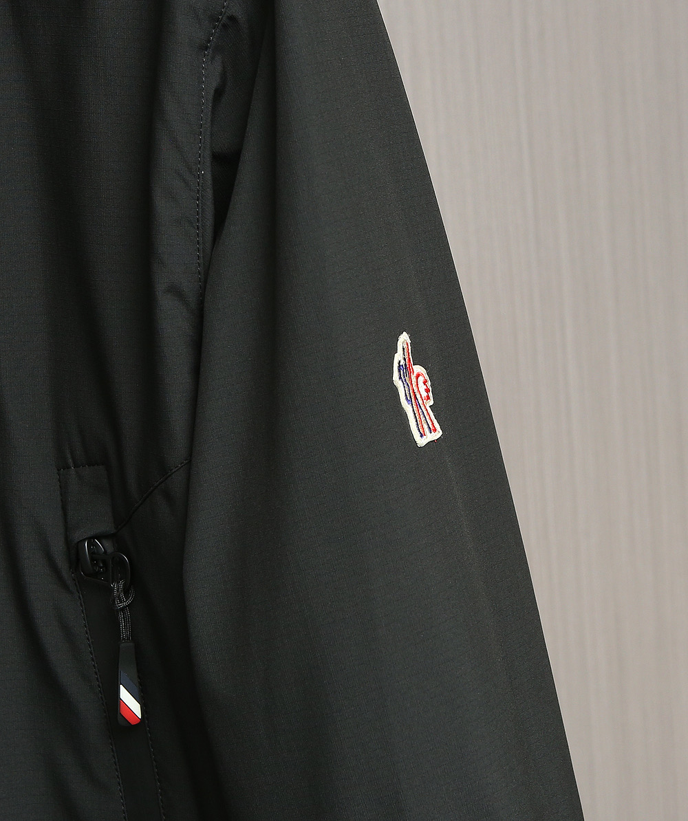 🌹🌹🌹MONCLER 25早秋薄棉夹克，轻盈护身，定义都市探险新美学。无论是穿梭都市街头，还是探索自然秘