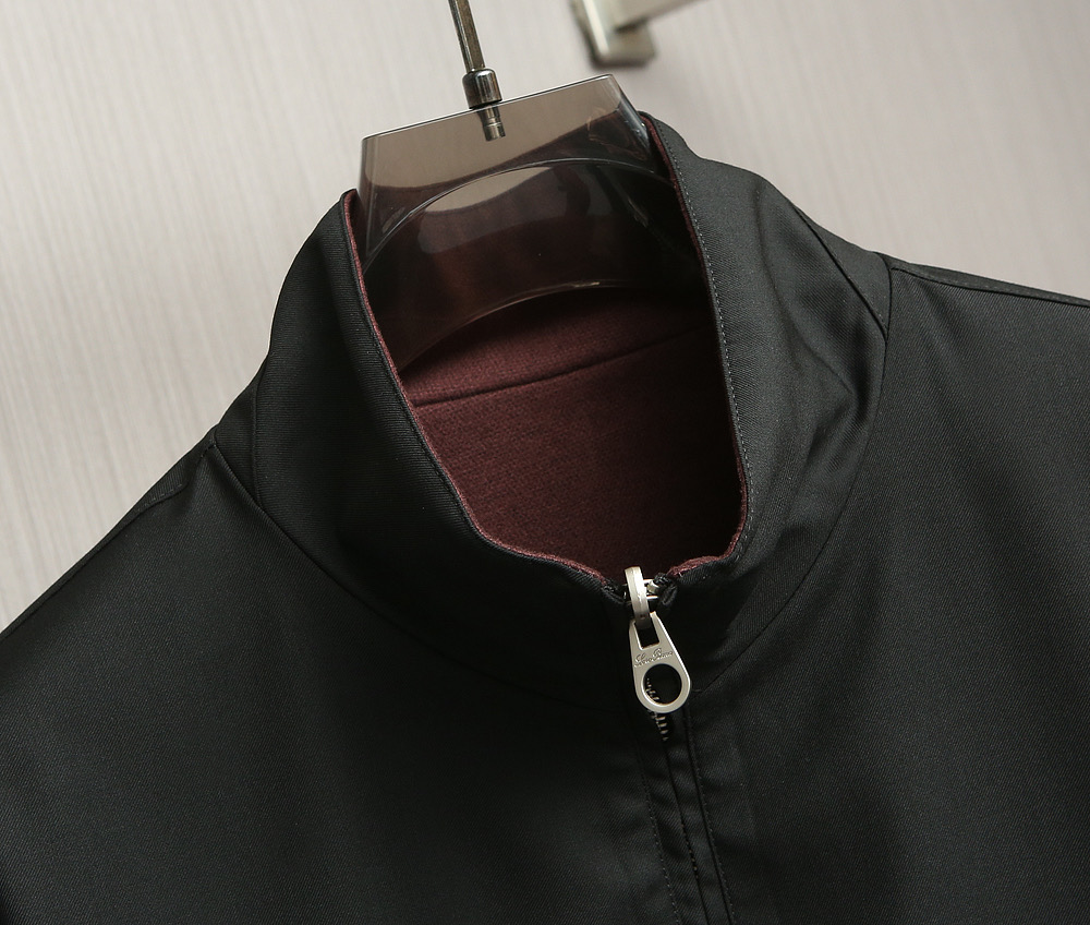 【🌹🌹🌹在时尚与品质的交汇点，诺悠翩雅（Loro Piana）立领双面夹克！以其卓越的工艺和对细节的极致