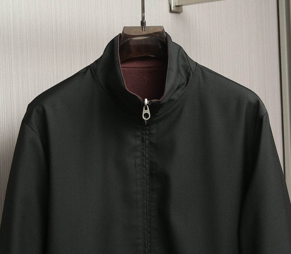 【🌹🌹🌹在时尚与品质的交汇点，诺悠翩雅（Loro Piana）立领双面夹克！以其卓越的工艺和对细节的极致