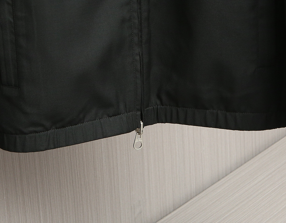 【🌹🌹🌹在时尚与品质的交汇点，诺悠翩雅（Loro Piana）立领双面夹克！以其卓越的工艺和对细节的极致