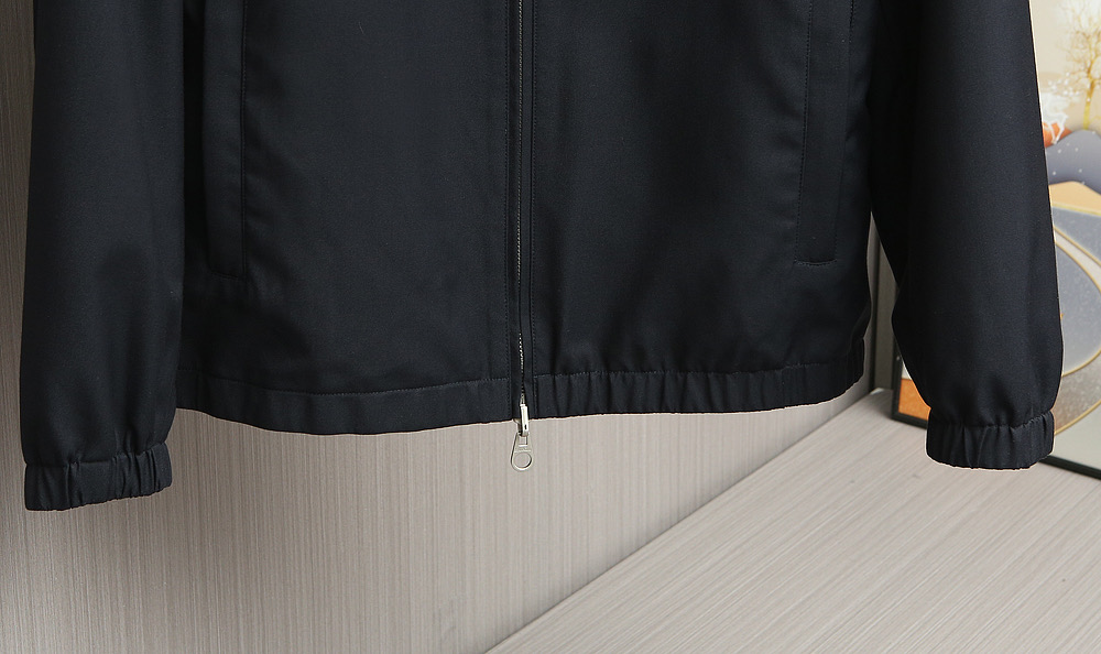 【🌹🌹🌹在时尚与品质的交汇点，诺悠翩雅（Loro Piana）立领双面夹克！以其卓越的工艺和对细节的极致