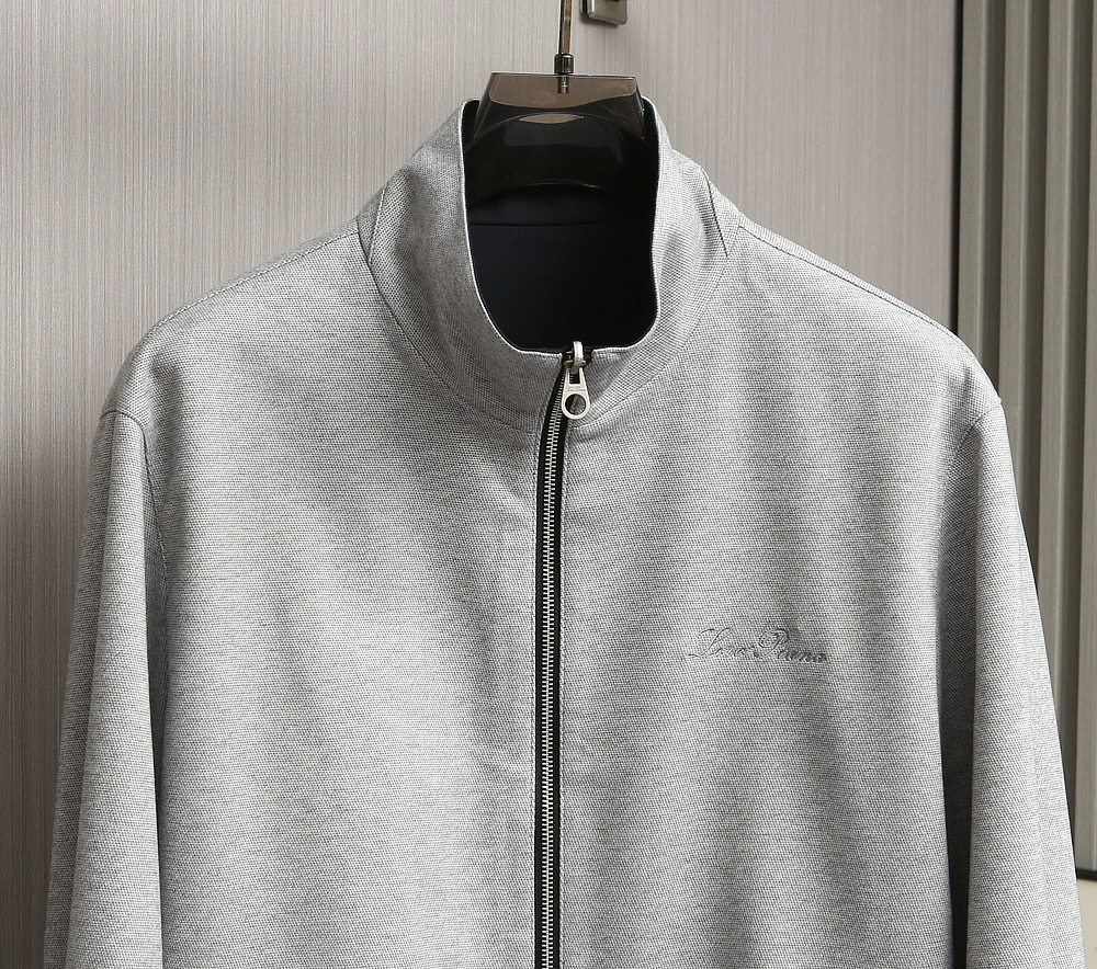 【🌹🌹🌹在时尚与品质的交汇点，诺悠翩雅（Loro Piana）立领双面夹克！以其卓越的工艺和对细节的极致