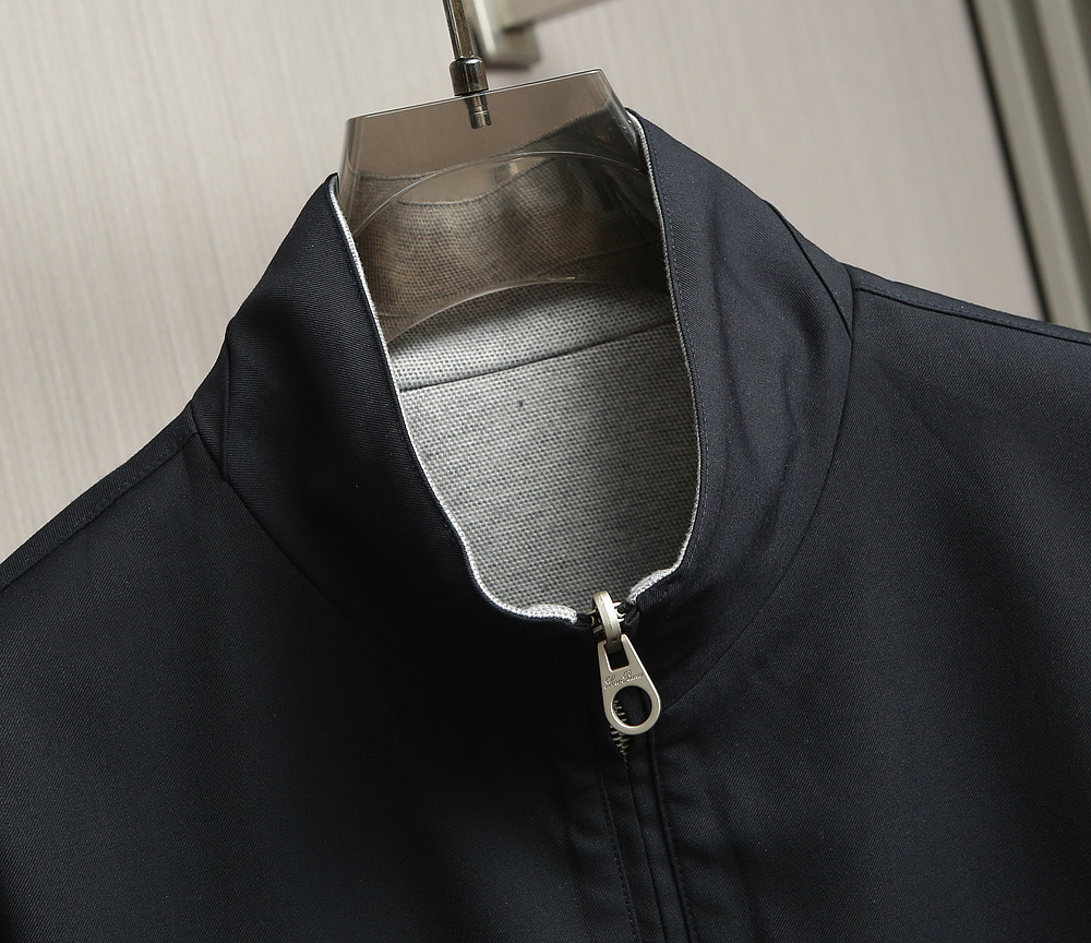 【🌹🌹🌹在时尚与品质的交汇点，诺悠翩雅（Loro Piana）立领双面夹克！以其卓越的工艺和对细节的极致