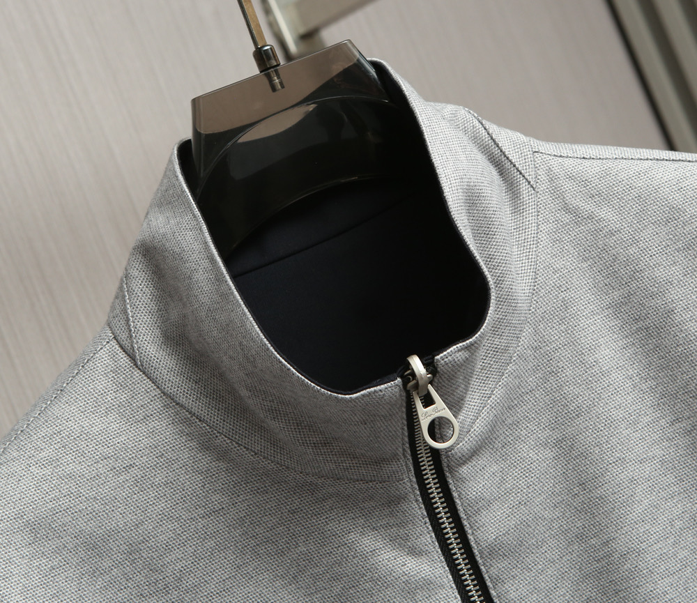 【🌹🌹🌹在时尚与品质的交汇点，诺悠翩雅（Loro Piana）立领双面夹克！以其卓越的工艺和对细节的极致