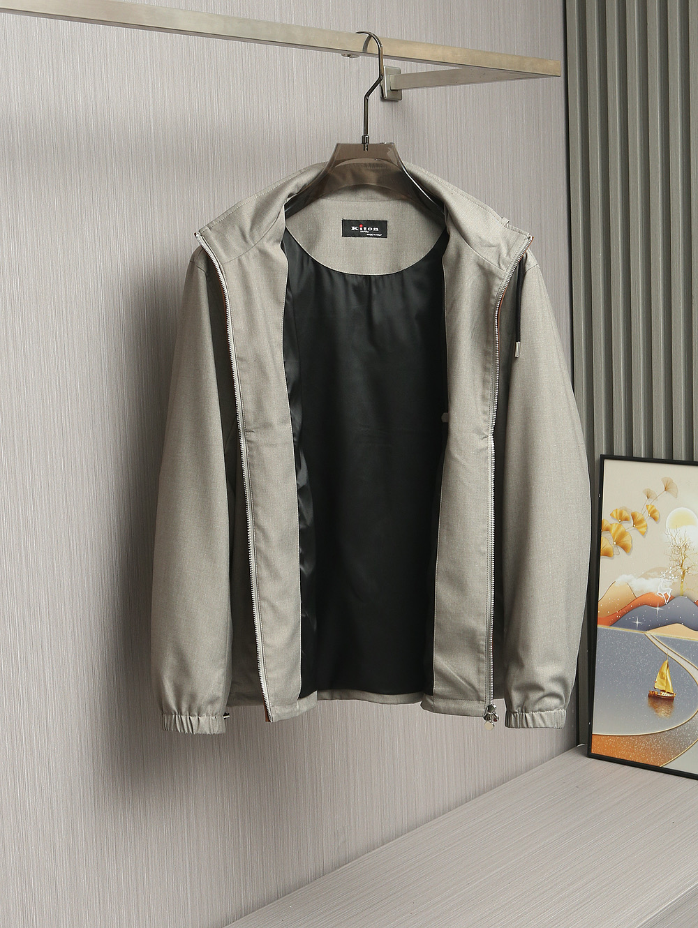 【🌹🌹🌹经典与创新的碰撞，Kiton立领连帽夹克外套】Kiton夹克的独特设计和高品质，使穿着者在人群中