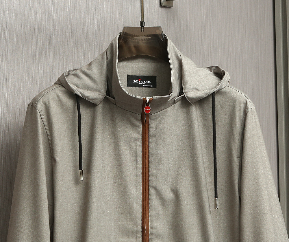 【🌹🌹🌹经典与创新的碰撞，Kiton立领连帽夹克外套】Kiton夹克的独特设计和高品质，使穿着者在人群中