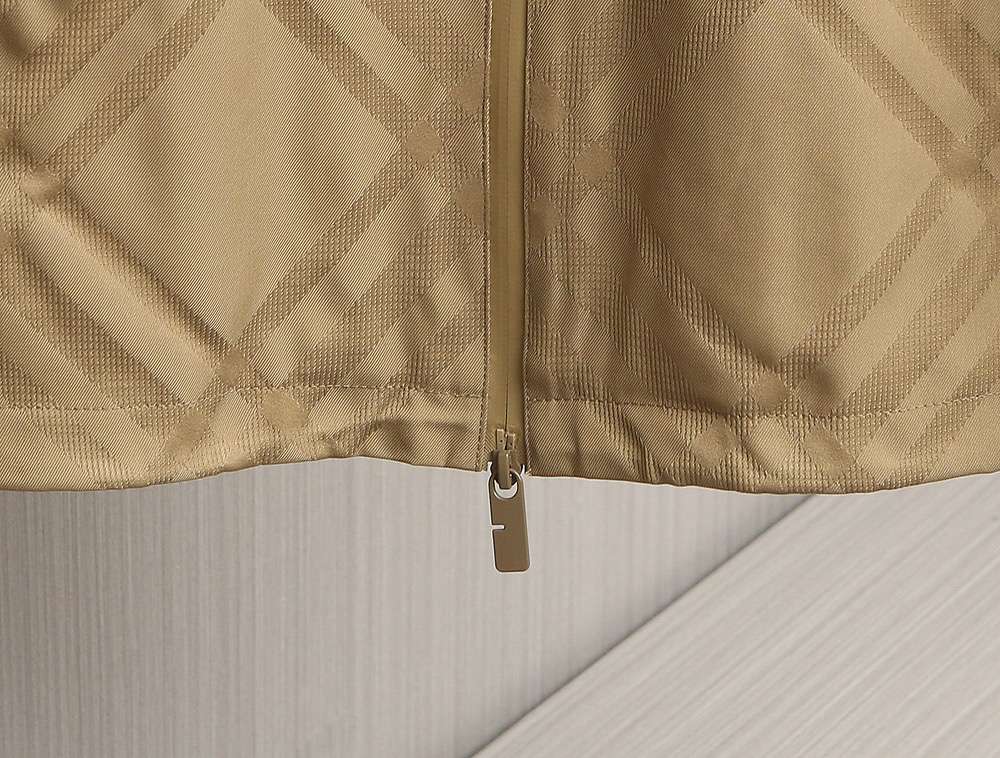 BUR25秋冬尼绒提花薄棉夹克。经典与时尚的完美碰撞！最新工艺尼绒提花斜纹高定材质，手感立体，连帽抽绳随