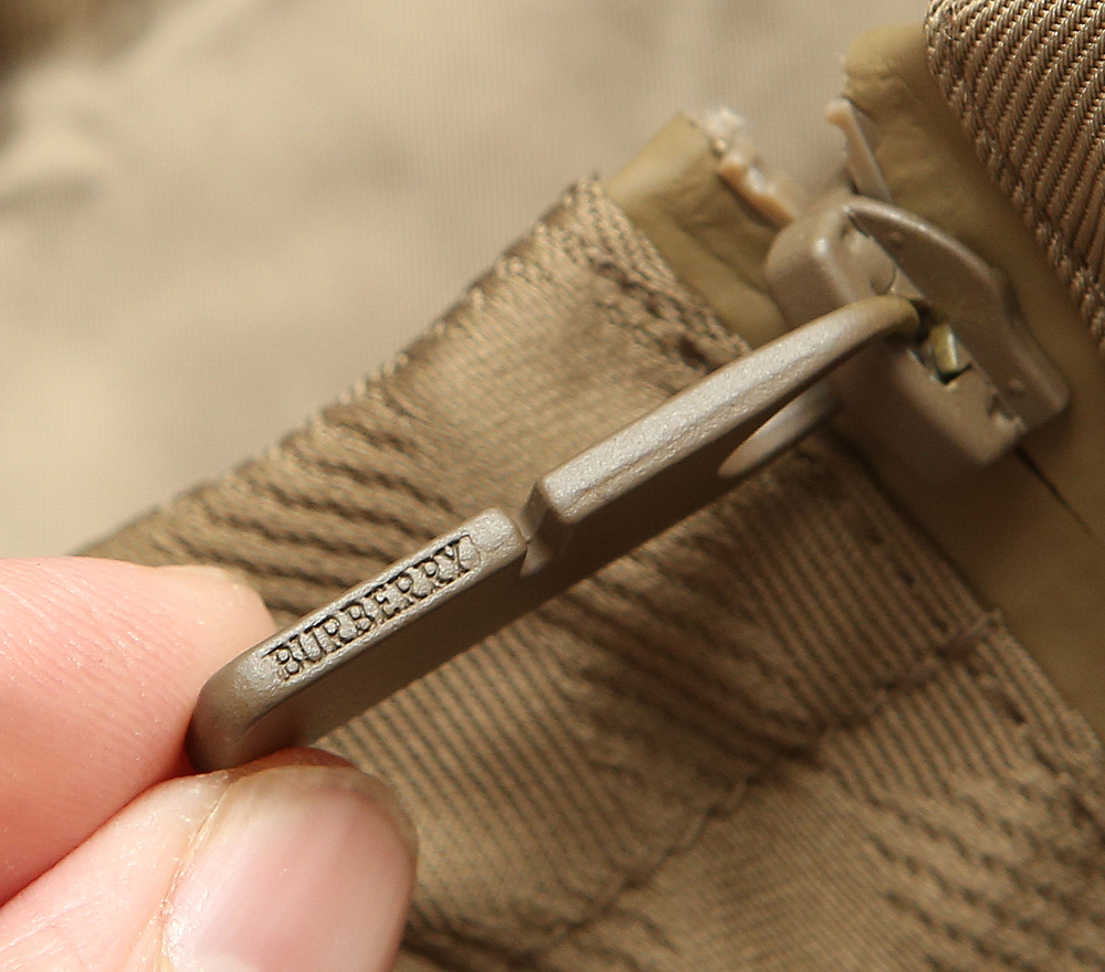 BUR25秋冬尼绒提花薄棉夹克。经典与时尚的完美碰撞！最新工艺尼绒提花斜纹高定材质，手感立体，连帽抽绳随