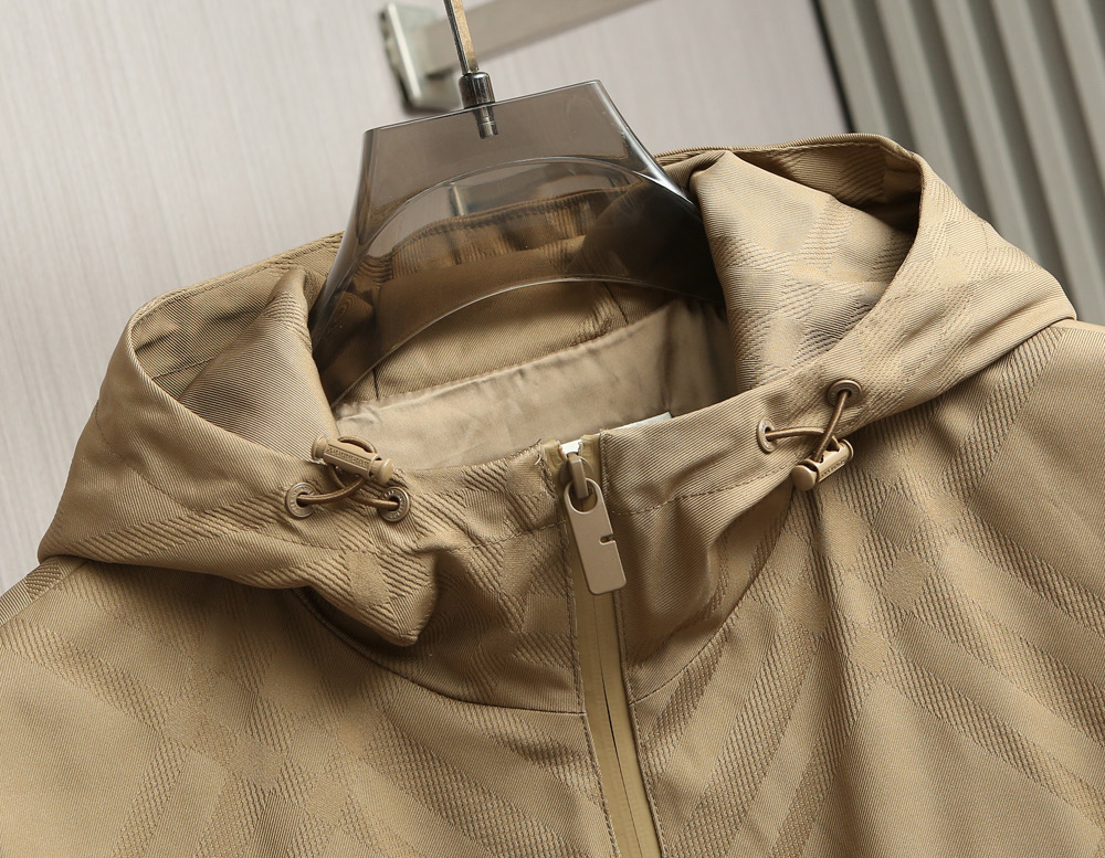 BUR25秋冬尼绒提花薄棉夹克。经典与时尚的完美碰撞！最新工艺尼绒提花斜纹高定材质，手感立体，连帽抽绳随