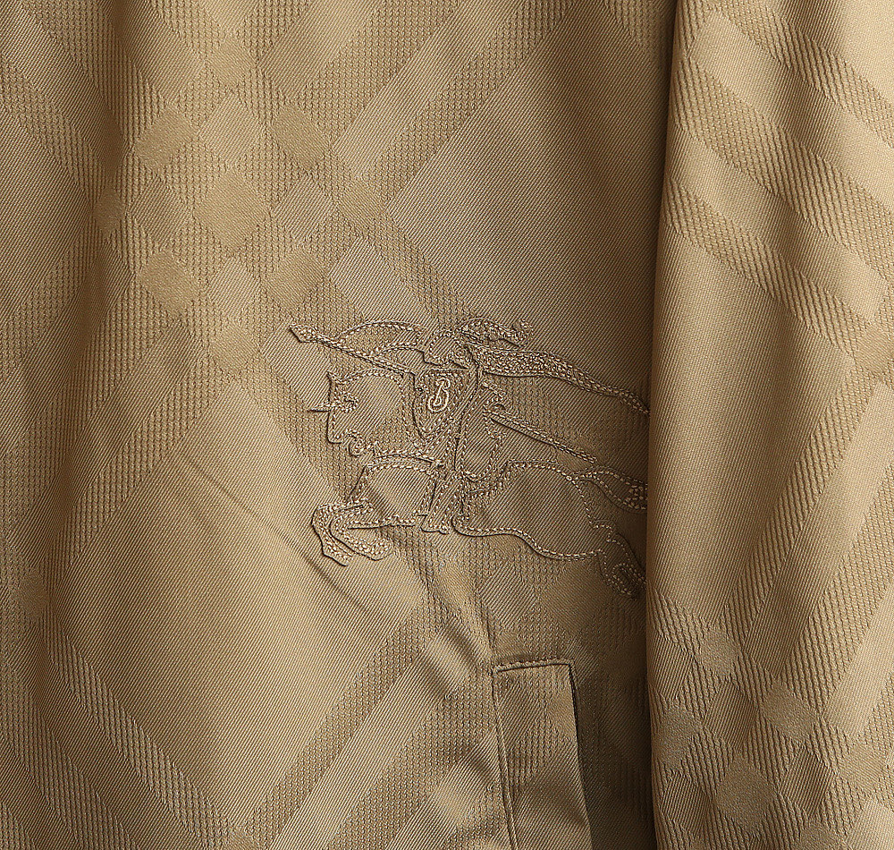 BUR25秋冬尼绒提花薄棉夹克。经典与时尚的完美碰撞！最新工艺尼绒提花斜纹高定材质，手感立体，连帽抽绳随