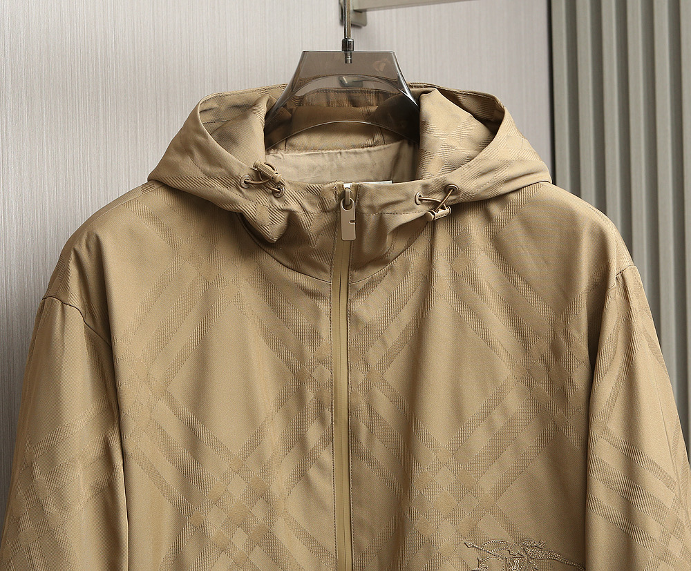 BUR25秋冬尼绒提花薄棉夹克。经典与时尚的完美碰撞！最新工艺尼绒提花斜纹高定材质，手感立体，连帽抽绳随