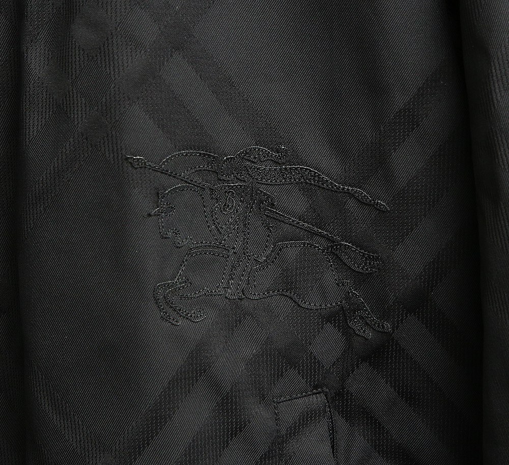 BURBERRY25秋冬尼绒提花薄棉夹克。经典与时尚的完美碰撞！最新工艺尼绒提花斜纹高定材质，手感立体，