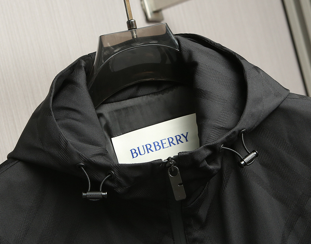 BURBERRY25秋冬尼绒提花薄棉夹克。经典与时尚的完美碰撞！最新工艺尼绒提花斜纹高定材质，手感立体，